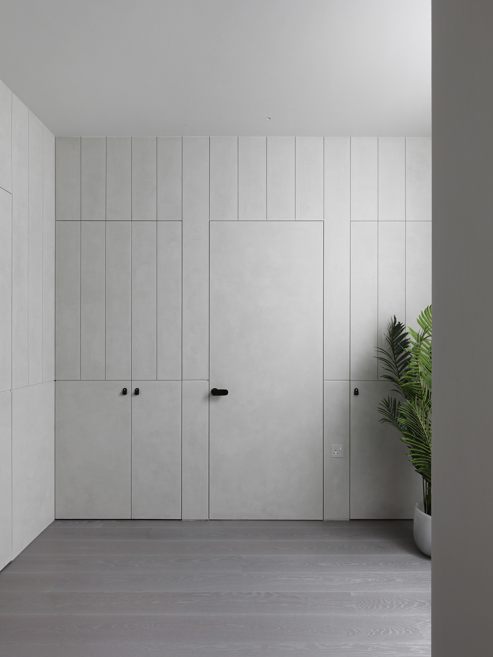 mwai-hallway-polished-plaster-minimal-doorway-light