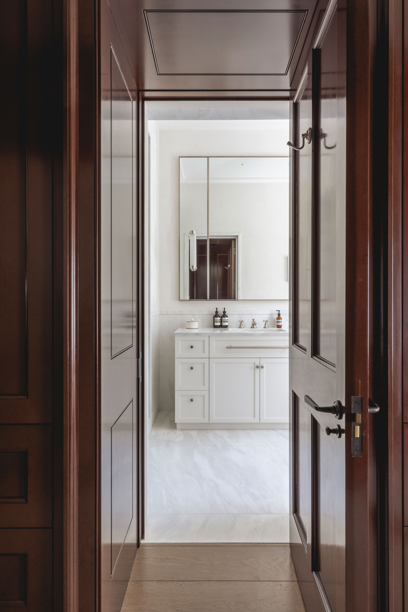 mwai chelsea home dressing shaker lacquer threshold